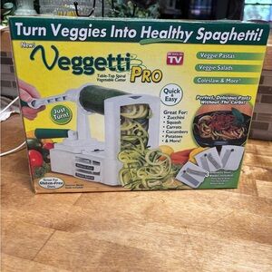 Pro Table-Top Spiral Vegetable Cutter - Green